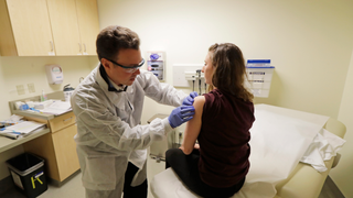 Las imágenes del primer ensayo humano en el mundo de una posible vacuna contra el coronavirus